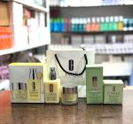 ست دو قلو آبرسان و مرطوب کننده پوست خشک و حساس کلینیک dramatically Rich lotion & moisturizing cream  ۱- کرم کاسه ای دراماتیکالی کلینیک  آبرسان ابریشمی با غلظت و غنی شده  ۲-لویسیون پمپی دراماتیکالی کلینیک مرطوب کننده روزانه متفاوت پوست  ♻️بافت کرمی نرم با جذب مناسب  ♻️بدون ایجاد حس چربی  ♻️تقوبت کننده سد رطوبتی  ♻️افزایش استحکام پوست  ♻️افزایش چشمگیر انعطاف پذیری وارتجاعی پوست ♻️کاهش عمق خطوط ناشی از کم آبی ♻️ترمیم پایدار سد دفاعی پوست  ♻️پوست مقاوم در برابر تغیرات محیطی ♻️مخصوص پوست های خشک و خیلی خشک ♻️پوست های حساس و تحریک پذیر حجم              150ml + 50ml